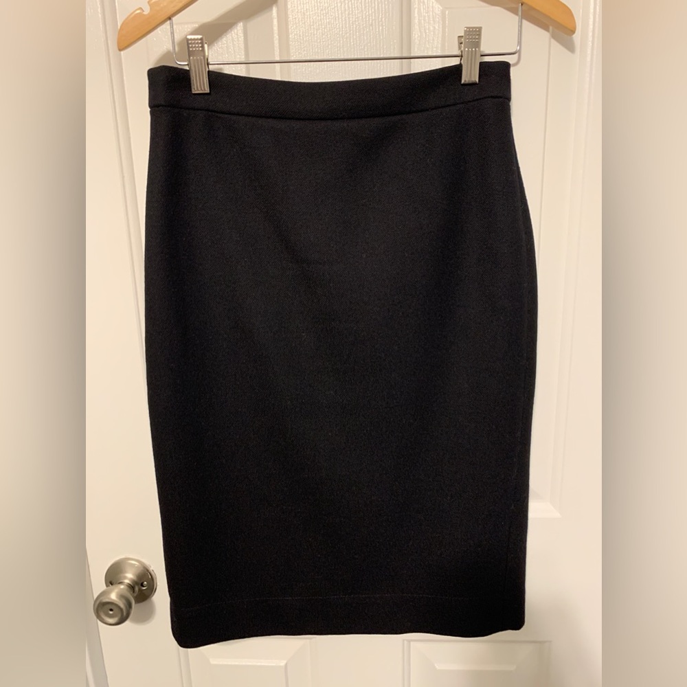 100% wool. Pencil skirt.